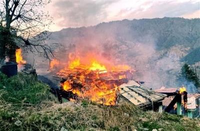 शिमला: आग की भेंट चढ़ा 40 कमरों का मकान, 7 परिवार हुए बेघर, पढ़ें पूरी खबर..