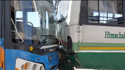 शिमला ओल्ड बस स्टैंड में बड़ा हादसा, दो HRTC बसे टकराई, 2 गम्भीर रूप से घायल, हादसे में महिला की मौत, चालक फ़रार, पढ़ें पूरी खबर..