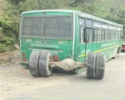 हिमाचल: चलते-चलते HRTC डिलक्स बस के पिछले दोनों टायर खुले, बाल-बाल बचे यात्री, बड़ा हादसा..!  पढ़ें पूरी ख़बर..
