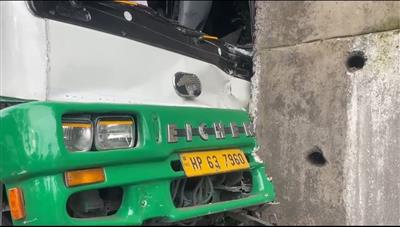 शिमला में बड़ा हादसा : ब्रेक फेल होने से बस दीवार से टकराई निजी बस, तीन घायल, पढ़ें पूरी खबर..