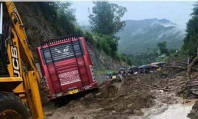 Himachal: Landslide Strikes Bus with 28 Passengers, Panic on Highway but All Safe..