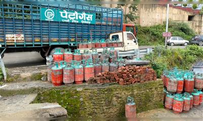 Shimla Administration Cracks Down on LPG Mafia: 3 Vehicles Seized, 372 Illegal Cylinders Confiscated